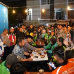 Gubernur Sumatera Selatan (Sumsel) Dr. H. Herman Deru bersama Kepala Kepolisian Negara Republik Indonesia (Kapolri) Jenderal Polisi Listyo Sigit Prabowo bersilaturahmi dan bercengkerama dengan para anggota Asosiasi Driver Online (ADO) di Kedai Presisi ADO Palembang, Sabtu (7/3/2026). Foto: Humas Pemprov Sumsel.