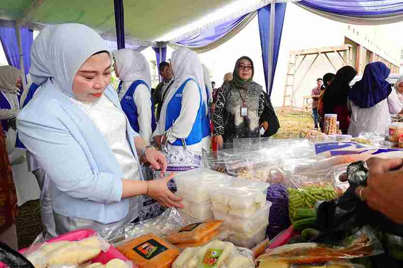 Ketua Badan Kerja Sama Organisasi Wanita (BKOW) Sumatera Selatan, Lidyawati Cik Ujang membuka kegiatan Pasar Murah Ramadhan yang digelar di Kelurahan Bukit Lama, Kecamatan Ilir Barat I, Jumat (6/3/2026). Foto: Humas Pemprov Sumsel.