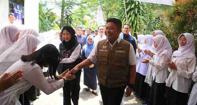 pelajar_11zon Menjelang H-8 Idulfitri 1447 Hijriah atau memasuki puasa ke-22 Ramadan, Gubernur Sumatera Selatan (Sumsel) Dr. H.Herman Deru mengunjungi SMA Negeri Sumsel, Kamis (12/3/2026). Dalam kunjungan tersebut, ia didampingi anggota DPD RI sekaligus Duta Literasi Sumsel Ratu Tenny Leriva. Foto: Humas Pemprov Sumsel.