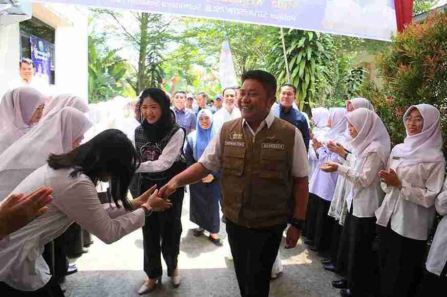 Menjelang H-8 Idulfitri 1447 Hijriah atau memasuki puasa ke-22 Ramadan, Gubernur Sumatera Selatan (Sumsel) Dr. H.Herman Deru mengunjungi SMA Negeri Sumsel, Kamis (12/3/2026). Dalam kunjungan tersebut, ia didampingi anggota DPD RI sekaligus Duta Literasi Sumsel Ratu Tenny Leriva. Foto: Humas Pemprov Sumsel.