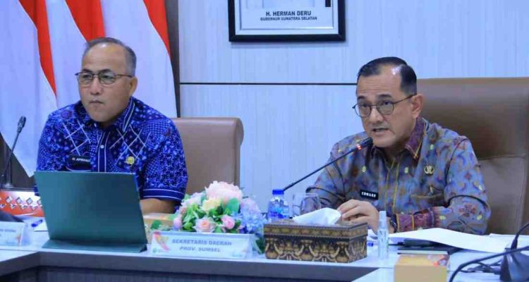 Sekda Sumsel, Edward Chandra memimpin rapat tentang rencana Program Strategis Nasional (PSN). Foto: Humas Pemprov Sumsel.