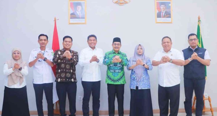 Pj Sekretaris Daerah Muba Drs Syafaruddin, MSi didampingi Kepala Bappeda Muba Dr Mursalin SE MM saat mengikuti Rapat Koordinasi (Rakor) yang digelar Direktorat Jenderal Bina Pembangunan Daerah Kementerian Dalam Negeri bersama United Cities and Local Governments Asia-Pacific (UCLG ASPAC), serta Rakor Penerapan Standar Pelayanan Minimal (SPM) Tahun 2026 di Hotel Bidakara Jakarta Selatan, Rabu (3/3/2026). Foto: Kominfo Muba.