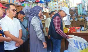 Wakil Bupati Muba Abdur Rohman Husen saat melakukan inspeksi mendadak (sidak) di Pasar Randik, Minggu (1/3/2026), Foto: Kominfo Muba.