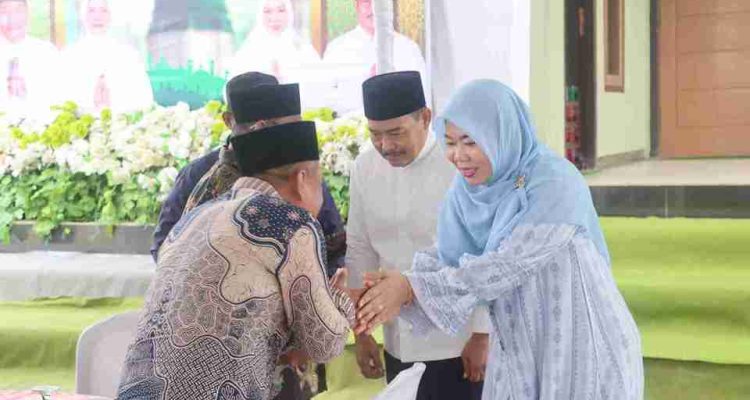 Wabup Muba, Rohman menerima kunjungan warga yang datang bersilaturrahim lebaran ke rumah pribadinya Kecamatan Sungai Lilin, Senin (23/3/2026). Foto: Kominfo Muba.
