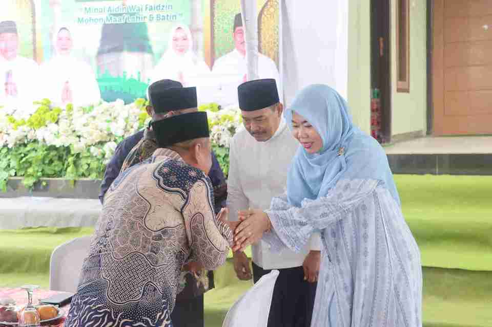 Wabup Muba, Rohman menerima kunjungan warga yang datang bersilaturrahim lebaran ke rumah pribadinya Kecamatan Sungai Lilin, Senin (23/3/2026). Foto: Kominfo Muba.