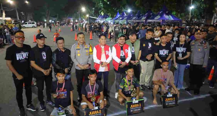 Walikota Palembang, Ratu Dewa bersama sejumlah pejabat bersama para atlet yang mengijuti Ramadhan Run, Sabtu (14/3/2026) malam. Foto: Kominfo Palembang.
