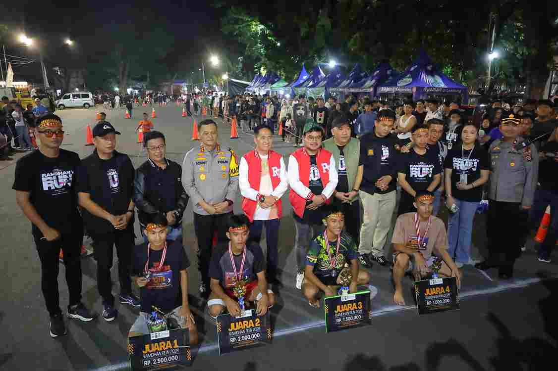 Walikota Palembang, Ratu Dewa bersama sejumlah pejabat bersama para atlet yang mengijuti Ramadhan Run, Sabtu (14/3/2026) malam. Foto: Kominfo Palembang.
