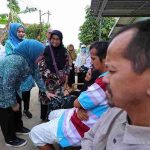 Ketua TP PKK Kota Palembang, Dewi Sastarani mengunjungi warga memberikan bantuan kesehatan di Sematang Borang, Rabu (11/3/2026). Foto: Kominfo Palembang.