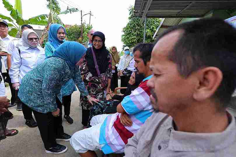 Ketua TP PKK Kota Palembang, Dewi Sastarani mengunjungi warga memberikan bantuan kesehatan di Sematang Borang, Rabu (11/3/2026). Foto: Kominfo Palembang.