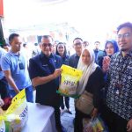 Sekretaris Daerah (Sekda) Sumsel Dr. Drs. H. Edward Candra secara resmi membuka rangkaian kegiatan Operasi Pasar Murah (OPM) yang digelar Pemerintah Provinsi Sumsel bersama Bank Indonesia Perwakilan Sumsel, serta BUMN/BUMD di Komplek Ilir Barat Permai, Palembang, Kamis (05/03/2026) pagi. Foto: Humas Pem,prov Sumsel.