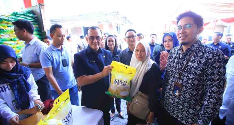 Sekretaris Daerah (Sekda) Sumsel Dr. Drs. H. Edward Candra secara resmi membuka rangkaian kegiatan Operasi Pasar Murah (OPM) yang digelar Pemerintah Provinsi Sumsel bersama Bank Indonesia Perwakilan Sumsel, serta BUMN/BUMD di Komplek Ilir Barat Permai, Palembang, Kamis (05/03/2026) pagi. Foto: Humas Pem,prov Sumsel.