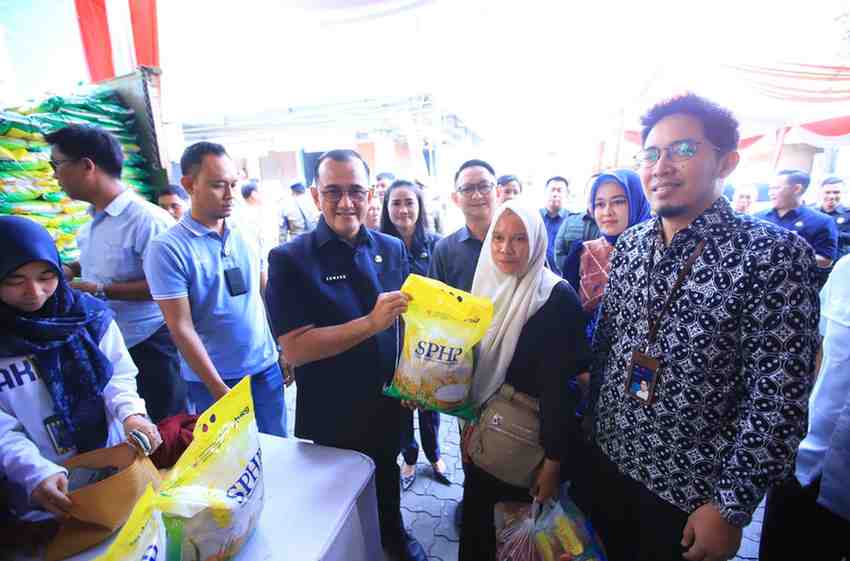Sekretaris Daerah (Sekda) Sumsel Dr. Drs. H. Edward Candra secara resmi membuka rangkaian kegiatan Operasi Pasar Murah (OPM) yang digelar Pemerintah Provinsi Sumsel bersama Bank Indonesia Perwakilan Sumsel, serta BUMN/BUMD di Komplek Ilir Barat Permai, Palembang, Kamis (05/03/2026) pagi. Foto: Humas Pem,prov Sumsel.