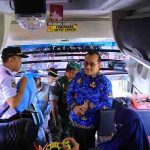 Sekretaris Daerah (Sekda) Provinsi Sumsel, Dr. Drs. H. Edward Candra, MH melepas peserta mudik gratis Pemprov Sumsel di Griya Agung Palembang, Selasa (17/3/2026). Foto: Humas Pemprov Sumsel.