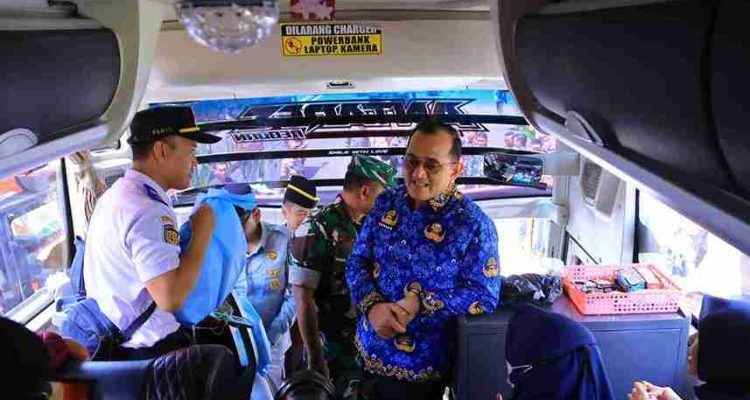 Sekretaris Daerah (Sekda) Provinsi Sumsel, Dr. Drs. H. Edward Candra, MH melepas peserta mudik gratis Pemprov Sumsel di Griya Agung Palembang, Selasa (17/3/2026). Foto: Humas Pemprov Sumsel.