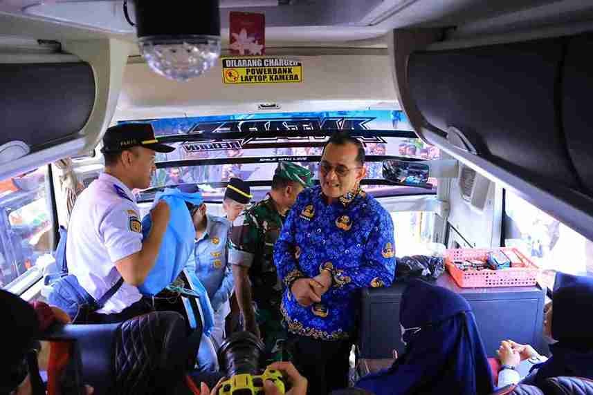 Sekretaris Daerah (Sekda) Provinsi Sumsel, Dr. Drs. H. Edward Candra, MH melepas peserta mudik gratis Pemprov Sumsel di Griya Agung Palembang, Selasa (17/3/2026). Foto: Humas Pemprov Sumsel.