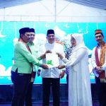 Pada momentum menghadiri Tarhib Ramadhan Badan Musyawarah Keluarga Ogan Ilir (Bamukoi) Berbagi yang digelar di Masjid Al-Muttaqien, Desa Mekar Jadi, Kecamatan Sungai Lilin, Rabu (04/03/2026), Bupati Muba HM Toha menyerahkan sertifikat lahan sanggar seni dan bantuan sosial. Foto: Kominfo Muba.