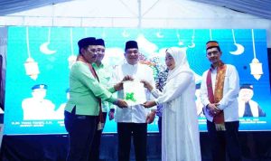 Pada momentum menghadiri Tarhib Ramadhan Badan Musyawarah Keluarga Ogan Ilir (Bamukoi) Berbagi yang digelar di Masjid Al-Muttaqien, Desa Mekar Jadi, Kecamatan Sungai Lilin, Rabu (04/03/2026), Bupati Muba HM Toha menyerahkan sertifikat lahan sanggar seni dan bantuan sosial. Foto: Kominfo Muba.