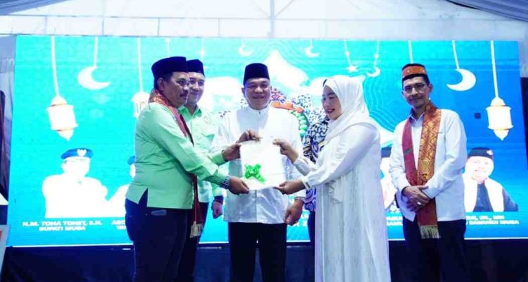 Pada momentum menghadiri Tarhib Ramadhan Badan Musyawarah Keluarga Ogan Ilir (Bamukoi) Berbagi yang digelar di Masjid Al-Muttaqien, Desa Mekar Jadi, Kecamatan Sungai Lilin, Rabu (04/03/2026), Bupati Muba HM Toha menyerahkan sertifikat lahan sanggar seni dan bantuan sosial. Foto: Kominfo Muba.