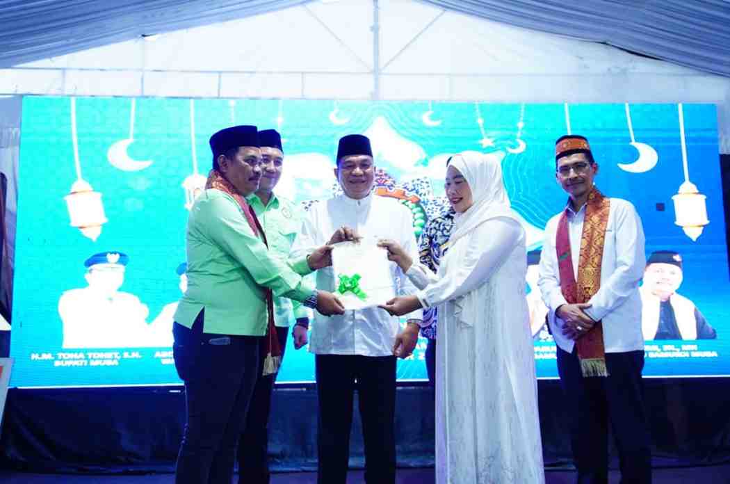 Pada momentum menghadiri Tarhib Ramadhan Badan Musyawarah Keluarga Ogan Ilir (Bamukoi) Berbagi yang digelar di Masjid Al-Muttaqien, Desa Mekar Jadi, Kecamatan Sungai Lilin, Rabu (04/03/2026), Bupati Muba HM Toha menyerahkan sertifikat lahan sanggar seni dan bantuan sosial. Foto: Kominfo Muba.