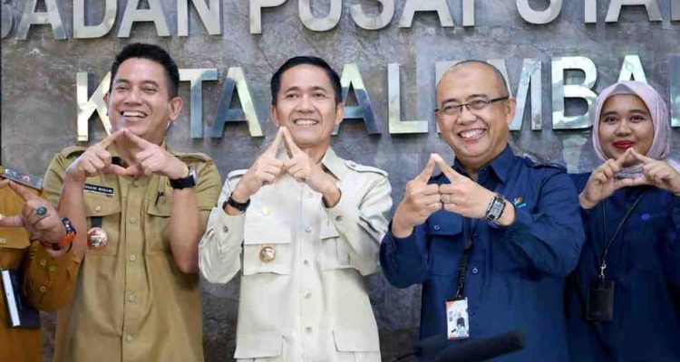 Walikota Palembang, Ratu Dewa bersama pejabat Badan Pusat Statistik (BPS) Kota Palembang, Senin (2/3/2026). Foto: Kominfo Palembang.