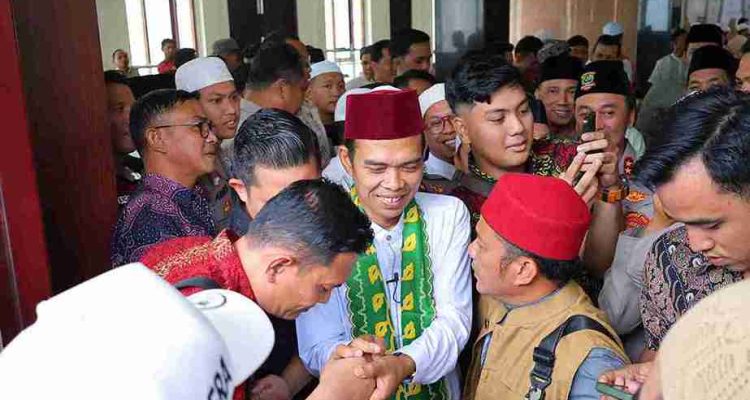 Ustaz Abdul Somad yang mendapat sambutan hangat saat mengisi tausiah di Masjid Polda Sumsel, Jumat (13/3/2026). Foto: Kominfo Palembang.
