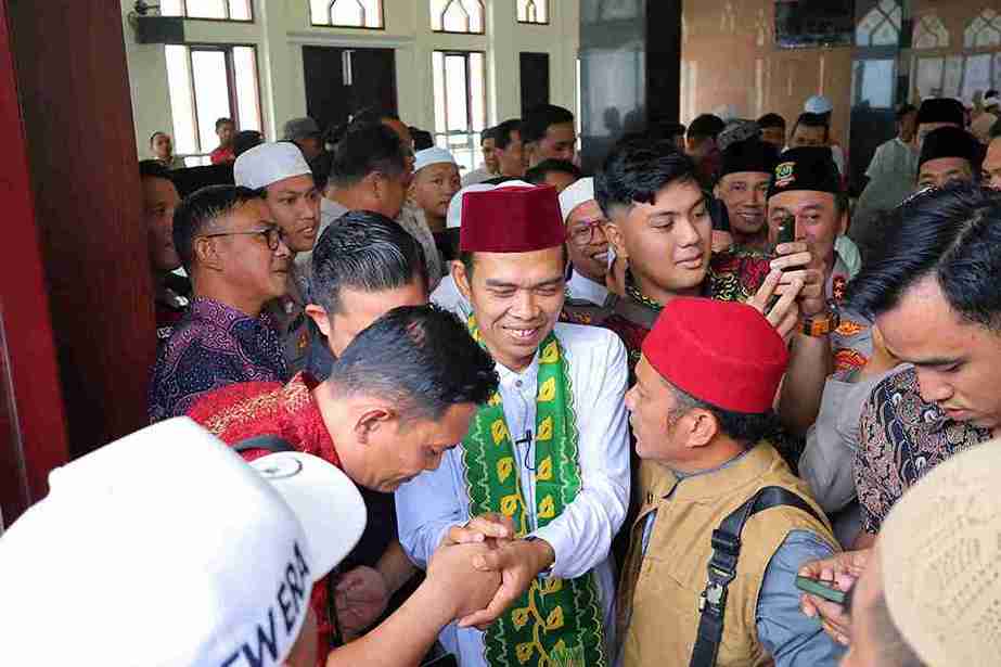 Ustaz Abdul Somad yang mendapat sambutan hangat saat mengisi tausiah di Masjid Polda Sumsel, Jumat (13/3/2026). Foto: Kominfo Palembang.
