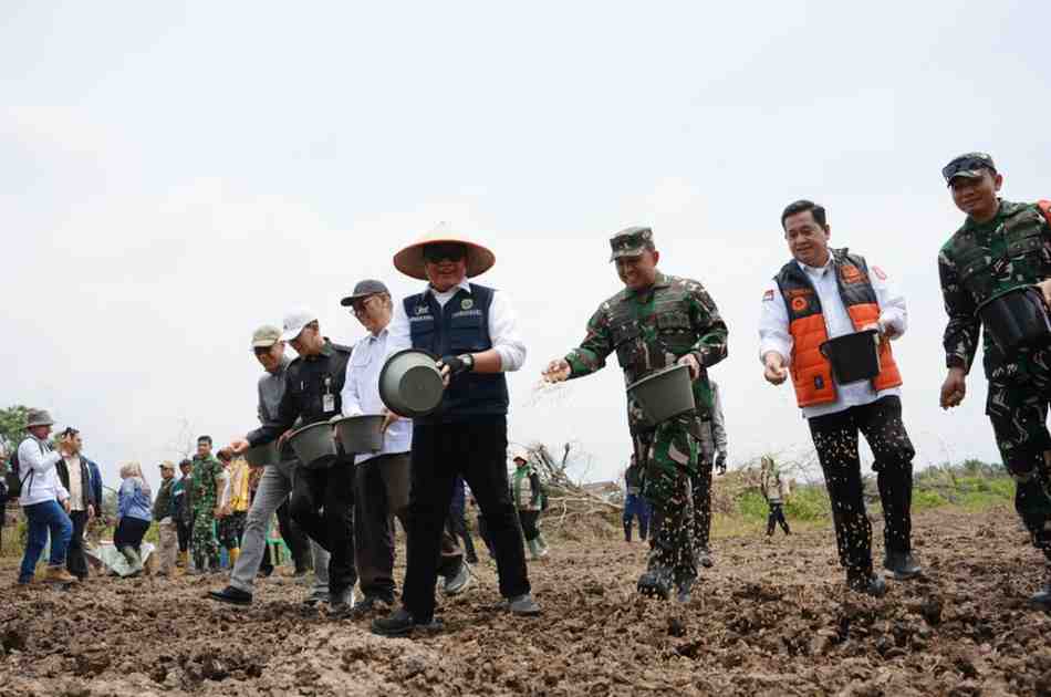 Gubernur Sumsel, Herman Deru melakukan tanam padi serentak di lahan cetak sawah rakyat yang berlokasi di Desa Sungai Dua, Kecamatan Rambutan, Kabupaten Banyuasin. Foto: Humas Pemprov Sumsel.