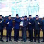 Bupati Musi Banyuasin H.M. Toha Tohet, SH didampingi oleh Wakil Bupati Muba Abdur Rohman Husen, menyampaikan Penjelasan Laporan Keterangan Pertanggungjawaban (LKPJ) Tahun Anggaran 2025 dalam Rapat Paripurna Masa Persidangan II Rapat ke-3, Senin (2/3/2026). Foto: Kominfo Muba.