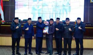 Bupati Musi Banyuasin H.M. Toha Tohet, SH didampingi oleh Wakil Bupati Muba Abdur Rohman Husen, menyampaikan Penjelasan Laporan Keterangan Pertanggungjawaban (LKPJ) Tahun Anggaran 2025 dalam Rapat Paripurna Masa Persidangan II Rapat ke-3, Senin (2/3/2026). Foto: Kominfo Muba.