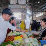 Bupati Muba, HM Toha tinjau pasar, sekaligus belanja kebutuhan rumah tangga, Jumat (13/3/2026). Foto: Kominfo Muba.