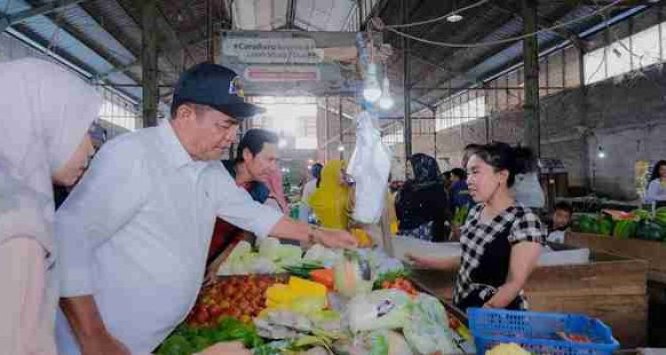 Bupati Muba, HM Toha tinjau pasar, sekaligus belanja kebutuhan rumah tangga, Jumat (13/3/2026). Foto: Kominfo Muba.