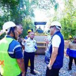 Bupati Muba HM Toha Tohet SH meninjau langsung lokasi perbaikan Jalan C5-Rimba Ukur, warga pun tak dapat menyembunyikan rasa syukur dan haru, Jum'at (13/3/2026) sore. Foto: Kominfo Muba.
