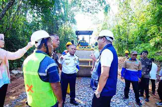 Bupati Muba HM Toha Tohet SH meninjau langsung lokasi perbaikan Jalan C5-Rimba Ukur, warga pun tak dapat menyembunyikan rasa syukur dan haru, Jum'at (13/3/2026) sore. Foto: Kominfo Muba.