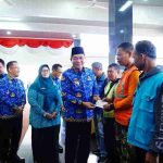 Bupati Muba, HM Toha membagikan THR bagi kaum kurang mampu di Kecamatan Sekayu, Selasa (17/3/2026). Foto: Kominfo Muba.