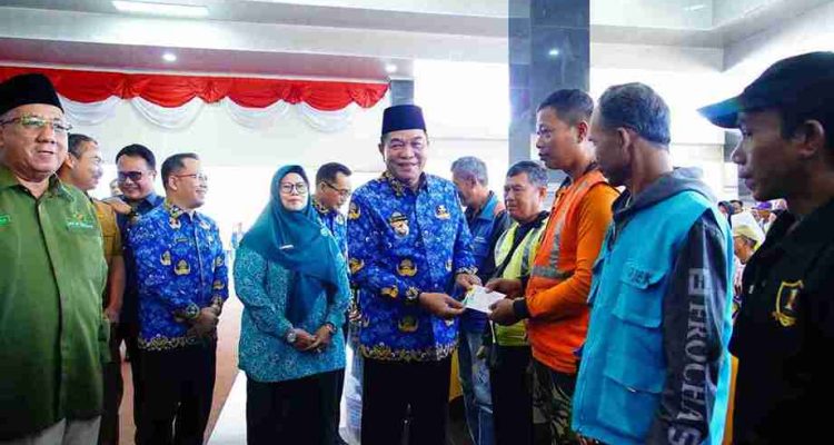 Bupati Muba, HM Toha membagikan THR bagi kaum kurang mampu di Kecamatan Sekayu, Selasa (17/3/2026). Foto: Kominfo Muba.