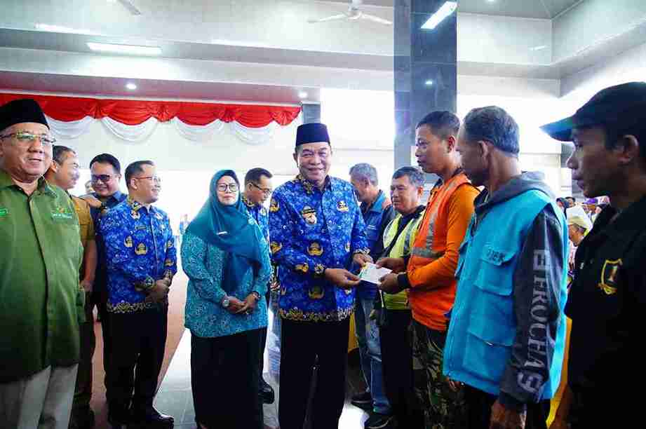 Bupati Muba, HM Toha membagikan THR bagi kaum kurang mampu di Kecamatan Sekayu, Selasa (17/3/2026). Foto: Kominfo Muba.