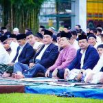 Bupati Musi Banyuasin HM Toha Tohet bersama sejumlah pejabat setempat, saat menyapa masyarakat Muba yang ramai mengikuti sholat idul Fitri di halaman Pendopoan Griya Bumi Serasan Sekate, Sekayu, Sabtu (21/3/2026). Foto: Kominfo Muba.