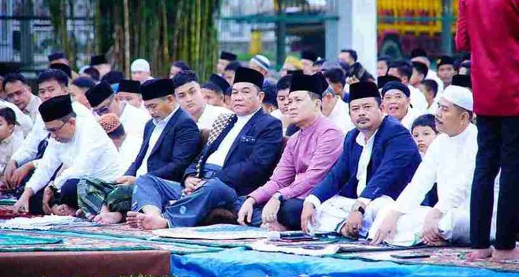 Bupati Musi Banyuasin HM Toha Tohet bersama sejumlah pejabat setempat, saat menyapa masyarakat Muba yang ramai mengikuti sholat idul Fitri di halaman Pendopoan Griya Bumi Serasan Sekate, Sekayu, Sabtu (21/3/2026). Foto: Kominfo Muba.