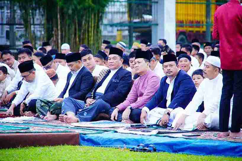 Bupati Musi Banyuasin HM Toha Tohet bersama sejumlah pejabat setempat, saat menyapa masyarakat Muba yang ramai mengikuti sholat idul Fitri di halaman Pendopoan Griya Bumi Serasan Sekate, Sekayu, Sabtu (21/3/2026). Foto: Kominfo Muba.