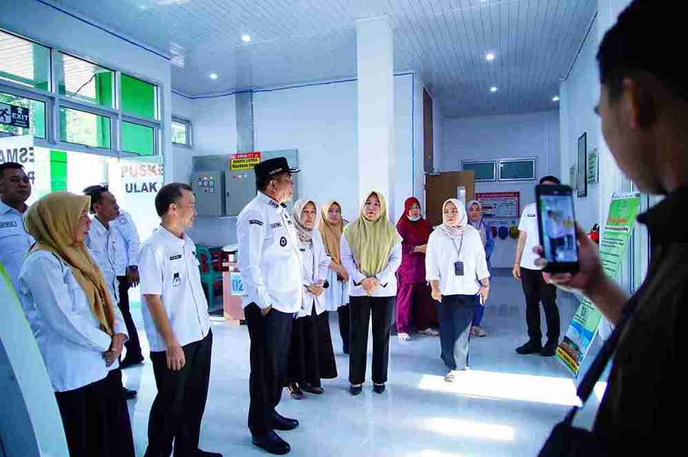Bupati Toha didampingi Camat M Warnik SE MSi meninjau pelayanan di Puskesmas Ulak Paceh, Rabu (25/3/2026). Foto: Kominfo Muba.