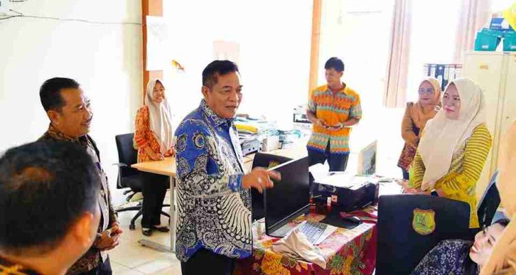 Bupatri Muba, HM Toha meninjau pelayanan di Puskesmas Babat Toman, Kamis (26/3/2026). Foto: Kominfo Muba.