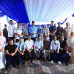 Wagub Cik Ujang foto bersama warga saat open house di kediaman pribadinya di Lahat, Senin (23/3/2026). Foto: Humas Pemprov Sumsel.