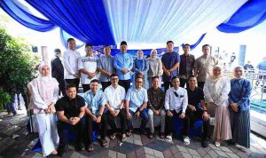 Wagub Cik Ujang foto bersama warga saat open house di kediaman pribadinya di Lahat, Senin (23/3/2026). Foto: Humas Pemprov Sumsel.