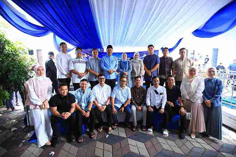 Wagub Cik Ujang foto bersama warga saat open house di kediaman pribadinya di Lahat, Senin (23/3/2026). Foto: Humas Pemprov Sumsel.