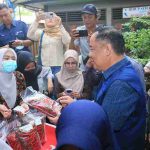 Wakil Gubernur Sumatera Selatan H. Cik Ujang.saat meninjau operasi pasar murah di Sukawinatan, Palembang. Foto: Humas Pemprov Sumsel.