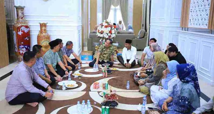 Wakil Gubernur Sumatera Selatan (Sumsel), H. Cik Ujang menggelar halal bihalal Idul Fitri hari keempat bertepatan dengan 4 Syawal 1447 Hijriah di kediaman pribadinya di Bandar Jaya, Kabupaten Lahat, Selasa (24/3/2026). Foto: Humas Pemprov Sumsel,