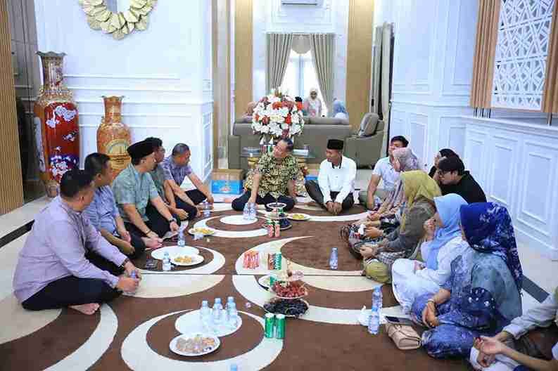 Wakil Gubernur Sumatera Selatan (Sumsel), H. Cik Ujang menggelar halal bihalal Idul Fitri hari keempat bertepatan dengan 4 Syawal 1447 Hijriah di kediaman pribadinya di Bandar Jaya, Kabupaten Lahat, Selasa (24/3/2026). Foto: Humas Pemprov Sumsel,