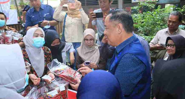 Wakil Gubernur Sumatera Selatan H. Cik Ujang.saat meninjau operasi pasar murah di Sukawinatan, Palembang. Foto: Humas Pemprov Sumsel.