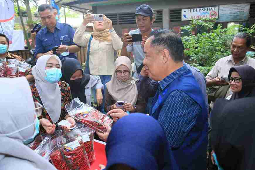 Wakil Gubernur Sumatera Selatan H. Cik Ujang.saat meninjau operasi pasar murah di Sukawinatan, Palembang. Foto: Humas Pemprov Sumsel.