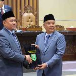 Wakil Gubernur Sumatera Selatan (Sumsel), H. Cik Ujang dan Ketua DPRD Sumsel, Anndie Dinaldi saat Rapat Paripurna XXI (31) DPRD Provinsi Sumsel dengan agenda penyampaian jawaban gubernur atas pandangan umum fraksi-fraksi terhadap Ranperda tentang Perubahan Kedua atas Peraturan Daerah Nomor 12 Tahun 2017 terkait PT Sumsel Energi Gemilang, Senin (2/3/2026). Foto: Humas Pemprov Sumsel.